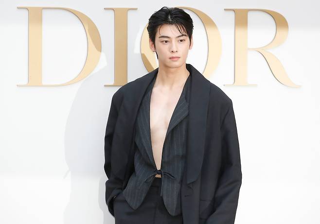 배우 차은우가 29일 서울 성동구 디올에서 열린 포토행사에서 포즈를 취하고 있다. /뉴스1