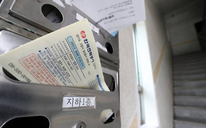 경기 고양시 한 다세대주택 우편함에 전기요금 청구서가 꽂혀 있다. 2023.07.12. 뉴시스