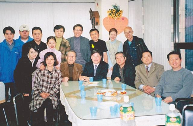 연기자 신우회에서 예배 인도후 연기자들과 함께 기념촬영한 박용배(화살표) 목사.