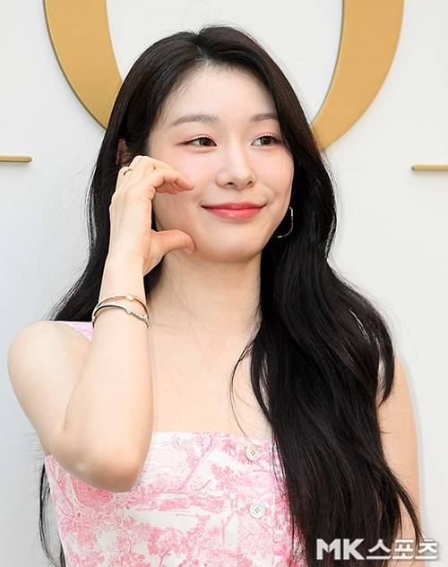 김연아는 분홍색과 흰색이 조화를 이룬 프린트 원피스를 입고 등장해 우아하고 세련된 스타일을 잘 소화해냈다. 사진=천정환 기자
