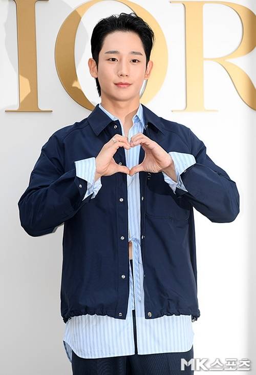 정해인은 하늘색 스트라이프 셔츠 위에 네이비 컬러의 재킷을 매치해 단정하고 세련된 이미지를 자랑했다. 사진=천정환 기자