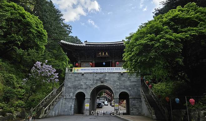 구인사 사천왕문