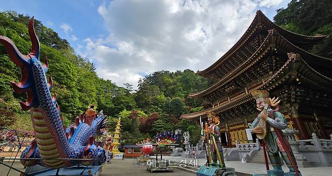대조사전과 앞마당의 각종 조형물