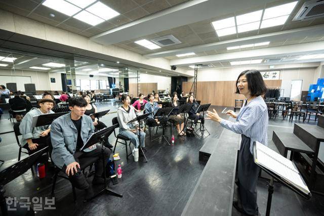 오는 6월부터 9월까지 공연하는 뮤지컬 '시카고'의 연습 현장. 앙상블을 이루는 17명의 배우들(최성대, 신동아, 강동주, 유철호, 계채영, 곽대성, 이승일, 하유진, 이희중, 김주현, 전성혜, 권오경, 김양희, 김영은, 전진, 장이산, 이현지)이 오민영 감독의 지휘에 맞춰 노래 연습에 한창이다. 뮤지컬 '시카고'는 1920년 미국 시카고를 배경으로 교도소 내 두 여죄수의 살인과 거짓말, 욕망에 대한 이야기를 그린 재즈 뮤지컬이다. 이한호 기자