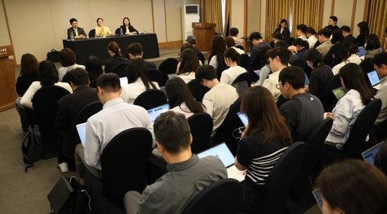 31일 오후 서울 중구 한국프레스센터에서 열린 민희진 대표의 기자회견에는 300명 가까운 취재진이 몰렸다. 연합뉴스
