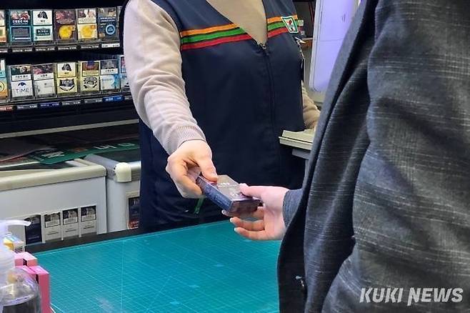 편의점에서 한 시민이 담배를 구입하고 있다. 사진=박효상 기자