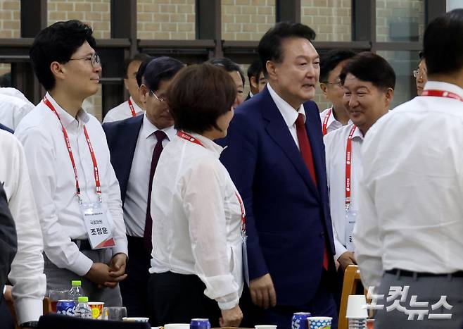 윤석열 대통령이 30일 오후 충남에서 열린 '제22대 국민의힘 국회의원 워크숍' 만찬 행사에 입장하고 있다. 국회사진취재단