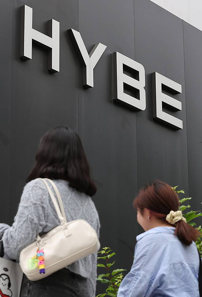 30일 오후 서울 용산구 하이브본사 앞으로 시민들이 지나가고 있다. 그룹 '뉴진스'가 소속된 어도어의 대표와 모회사 하이브 간 분쟁에서 법원이 어도어 대표 측 손을 들어줬다. 서울중앙지법 민사합의50부 이날 민희진 어도어 대표가 하이브를 상대로 낸 의결권 행사 금지 가처분 신청을 인용했다. 뉴스1