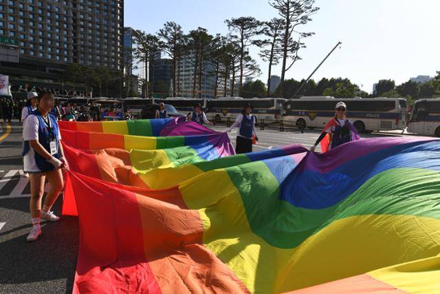 1일 서울 중구 서울광장 앞으로 대형 무지개 깃발이 2024 서울퀴어퍼레이드 선두 행렬과 함께 지나가고 있다. 임은재 인턴기자