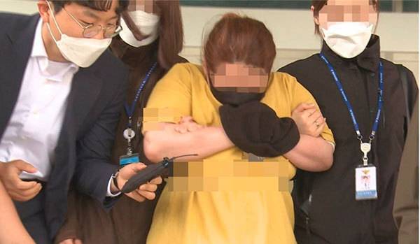지난 2020년 충남 천안 백석동의 한 아파트에서 아이를 학대로 숨지게 한 계모 성모씨. 연합뉴스