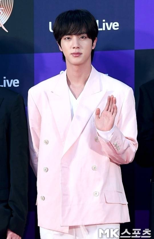 하이브(HYBE) 산하 빅히트 뮤직은 2일 공식 팬 소통 플랫폼 위버스에 “‘2024 FESTA’ 진 오프라인 행사의 응모 기준이 변경 예정인 점 안내 드린다”는 공지 글을 올렸다. / 사진 = DB