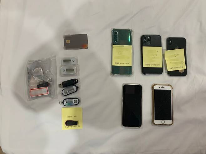 불법 도박 사이트 관리와 충·환전 업무 등에 사용된 대포폰 등 압수품 (제주경찰청 제공)
