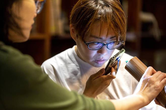 ‘리페어 카페’ 워크숍에서 수강생을 돕는 서울환경연합 고은솔 활동가가 수강생이 가져온 미니청소기 내부를 들여다보고 있다. ⓒ시사IN 신선영