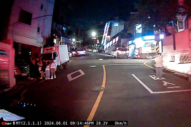 지난 1일 오후 9시 15분쯤 서울 관악구 봉천동의 한 주택가에서 시민 7명이 경사로에서 밀려 내려오는 1톤 화물트럭을 막고 있다. /관악소방서