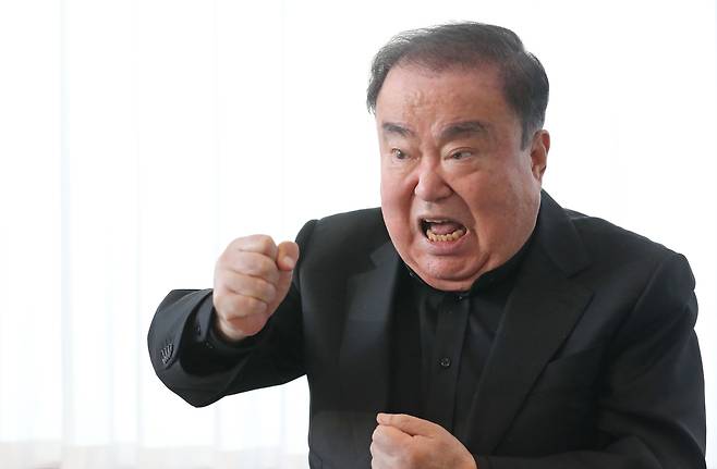 문희상 전 국회의장이 지난해 1월 본지와 인터뷰하고 있다./남강호 기자