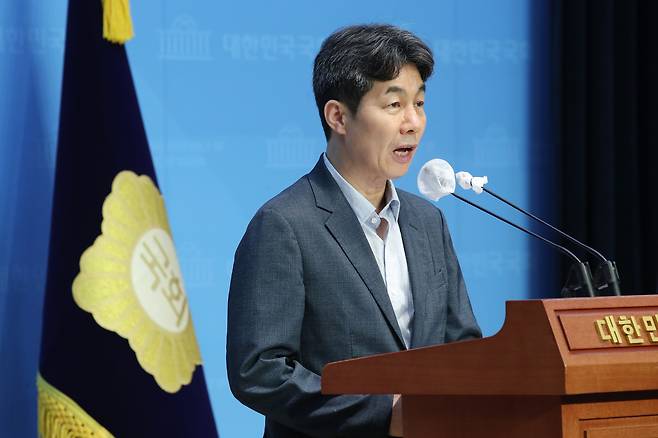 윤건영 더불어민주당 의원이 4일 오후 서울 여의도 국회 소통관에서 문재인 전 대통령의 부인 김정숙 여사의 2018년 인도 방문 논란과 관련해 기자회견을 하고 있다. /뉴스1