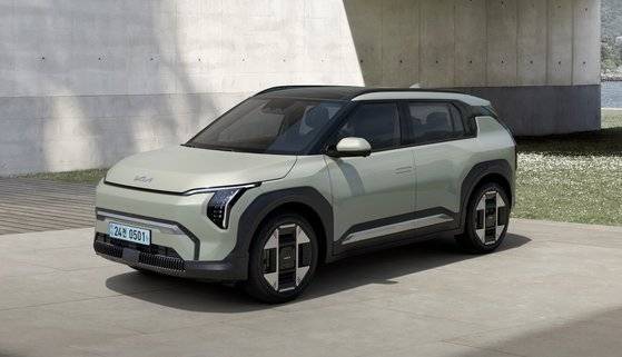 기아는 소형 스포츠유틸리티차(SUV) ‘더 기아 EV3’ 계약을 시작한다고 4일 밝혔다. EV3는 전기차 전용 플랫폼(E-GMP)을 사용한 기아의 첫 소형 전기차다. 2021년 첫선을 보인 EV6와 지난해 출시한 대형 전기 SUV EV9에 이어 전용 플랫폼으로 제작한 세 번째 전기차로 실구매가는 3000만원 중후반 수준이다. 사진 기아