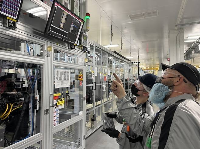 지난달 30일(현지시간) 미국 테네시주에 위치한 얼티엄셀즈 제2공장에서 현지 직원들이 배터리 생산 현황을 점검하고 있다. LG에너지솔루션 제공