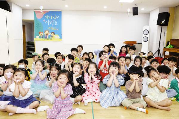 대구대명교회 주일학교 아이들이 2일 주일 예배를 마친 뒤 꽃받침 포즈를 하는 모습. 대구 대명교회 제공