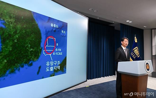 (서울=뉴스1) 송원영 기자 = 안덕근 산업통상자원부 장관이 3일 용산 대통령실 청사에서 열린 국정브리핑에서 '동해 석유·가스 매장' 관련 취재진의 질문을 받고 있다. (대통령실 제공) 2024.6.3/뉴스1 Copyright (C) 뉴스1. All rights reserved. 무단 전재 및 재배포, AI학습 이용 금지. /사진=(서울=뉴스1) 송원영 기자