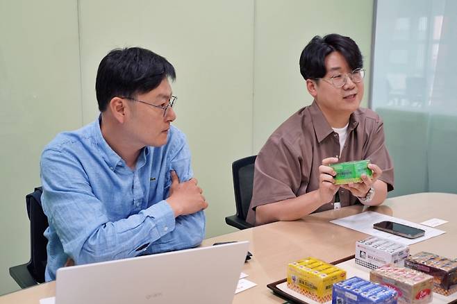 사진 왼쪽부터 롯데웰푸드 자일리톨마케팅팀 김동하 팀장, 롯데중앙연구소 디자인센터 강태완 디자이너./사진제공=롯데웰푸드