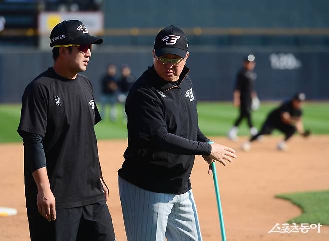 4일 경기도 수원KT위즈파크에서 열린 ‘2024 신한 SOL 뱅크 KBO리그‘ 한화 이글스와 KT 위즈의 경기에 앞서 한화 김경문 감독이 최재훈과 이야기를 하고 있다. 수원 | 주현희 기자 teth1147@donga.com