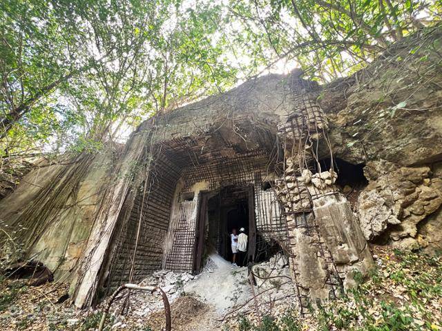 티니언에는 2차 세계대전 당시 폐허가 된 일본군 시설이 곳곳에 남아 있다. 사진은 포격당한 무기저장고.