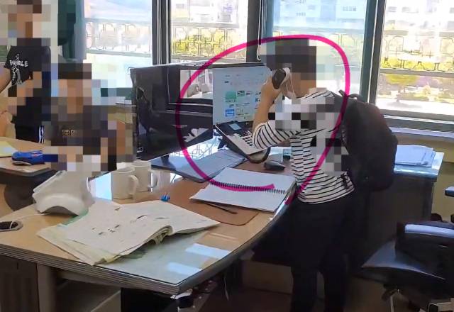 ▲교실에서 교사에게 욕설을 퍼 붓고 소란을 피운 학생이 교실 전화기로 다른 사람을 신고하고 있다. ⓒ전북교사노조 제공 영상 캡쳐