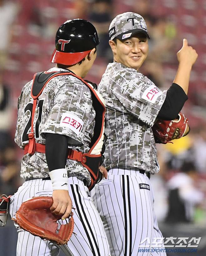 5일 잠실구장에서 열린 키움과 LG의 경기. LG가 4대2 역전승을 거뒀다. 마무리 유영찬과 박동원 포수가 기뻐하고 있다. 잠실=정재근 기자 cjg@sportschosun.com/2024.6.5/