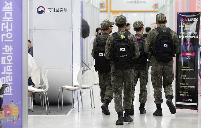 지난해 10월 제대군인 취업 박람회를 찾은 전역 예정 장병들이 채용 부스를 살펴보고 있다. /뉴스1