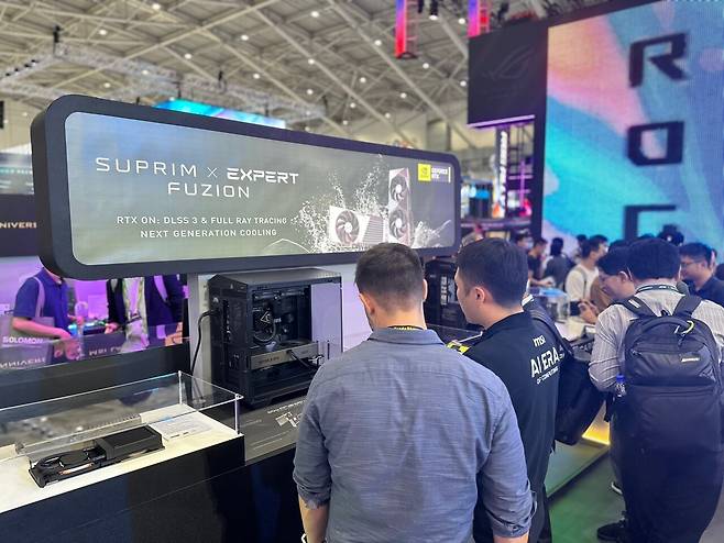 ▲ 다음으로 슈프림 x EXPERT FUZION 제품 전시존