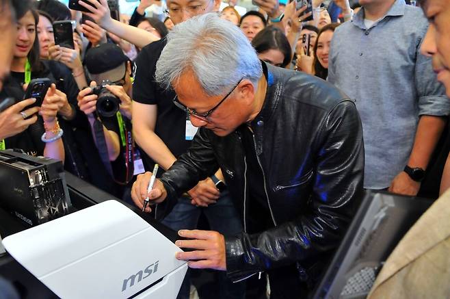 ▲ 역시 여름에도 황회장님의 가죽자켓은 벗겨지지 않는다