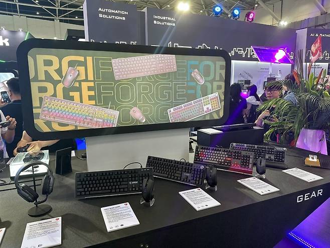 ▲ 게이밍 키보드와 마우스 그리고 헤드셋이 전시되어 있다