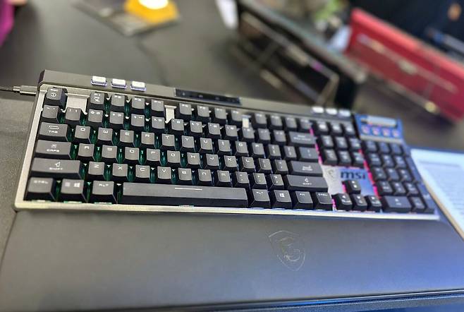 ▲처음으로 보인건 MSI의 소닉 스위치를 탑재한 STRIKE 무선 게이밍 키보드