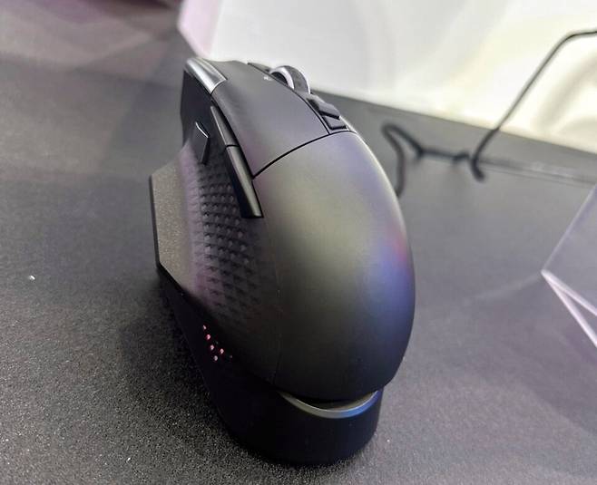 ▲ 대칭형 디자인으로 다양하고 정밀한 컨트롤이 가능한 VERSA PRO 무선 게이밍 마우스