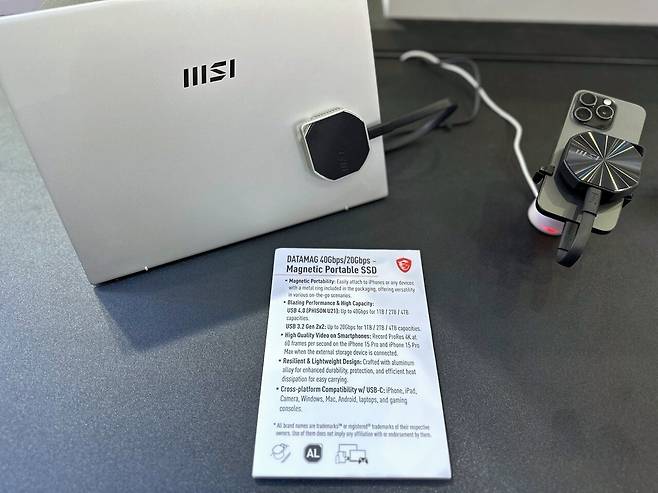 ▲ 이런 식으로 마그네틱 형식으로 제품에 부착할 수 있는 형태다