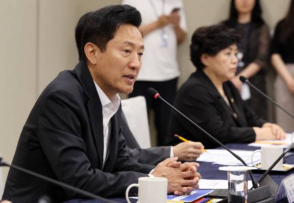 오세훈 서울시장이 '방송3법'을 재추진하는 더불어민주당을 강하게 비판했다. 사진은 7일 오후 서울시청에서 열린 서울시 공공돌봄위원회 1차 회의에 참석한 오 시장. /사진=뉴스1