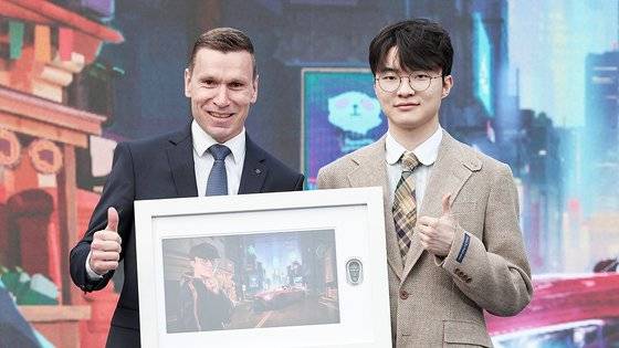 리그 오브 레전드(LoL) ‘페이커’ 이상혁이 지난 6일 서울 중구 신라호텔 영빈관에서 열린 전설의 전당 헌액 미디어데이 행사에서 마티아스 바이틀 메르세데스-벤츠 코리아 대표로부터 메르세데스-AMG SL63 차 키와 그림을 선물받고 있다. 연합뉴스〉