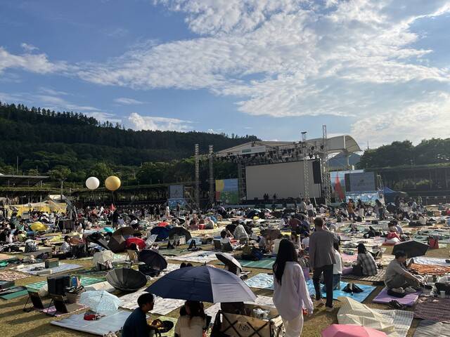 지난 6일 저녁 열린 무주등나무운동장 메인스테이지에 열린 무주산골영화제 이무진 공연을 기다리는 관객들. 김은형 기자