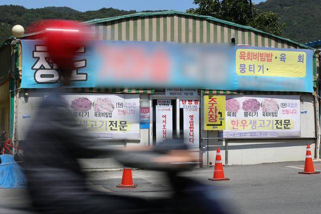 밀양 여중생 성폭행 사건의 주동자가 일한다는 경북 청도군의 한 식당이 4일 영업을 중단한 채 문이 닫혀 있다. 청도=뉴스1