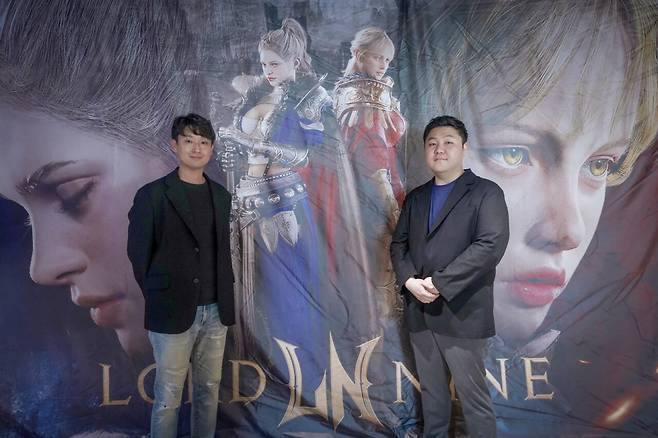 왼쪽부터 스마일게이트 메가포트 한재영 이사, 엔엑스쓰리게임즈 김효재 PD(제공=스마일게이트).