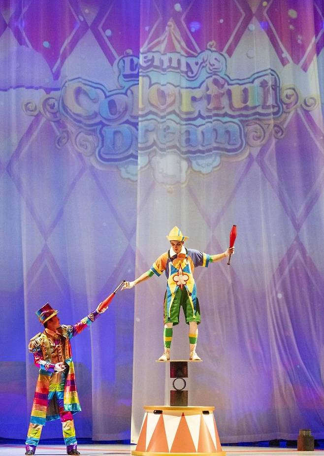 에버랜드 '레니의 컬러풀 드림' 서커스 공연 원통 밸런싱 묘기ⓒ삼성물산