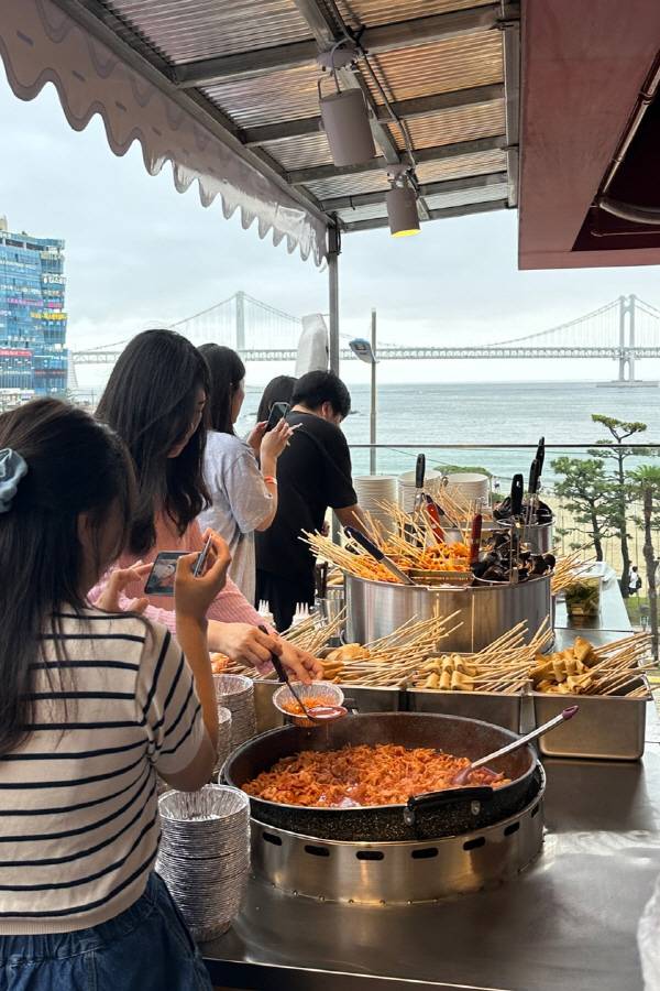 지난 9일 부산 광안리해수욕장 인근 건물 3층 루프톱에 문을 연 팝업형 ‘삼진포차’ 모습. 삼진어묵 제공