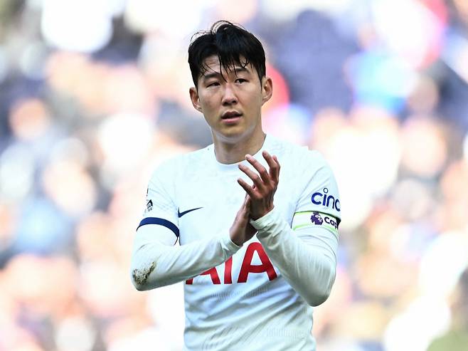 잉글랜드 프리미어리그(EPL) 토트넘 홋스퍼의 손흥민이 지난 4월 영국 런던에서 열린 EPL 토트넘과 아스널의 경기가 끝난 뒤 팬들에게 인사하고 있다. /2024.04.29. /로이터=뉴스1