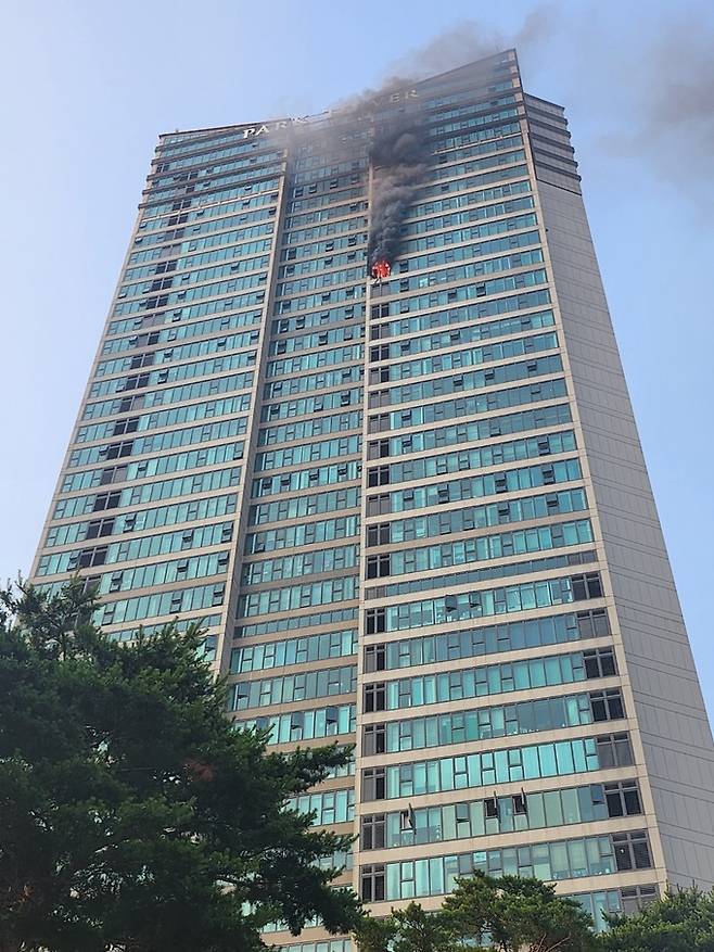 10일 오후 6시20분쯤 서울 용산구 서빙고로 파크타워 30층에서 발생한 화재. 김기환 기자