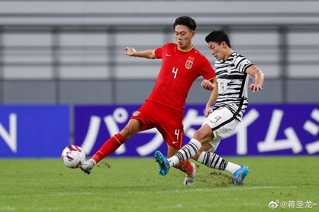 장셩룽(좌)과 황의조(우)