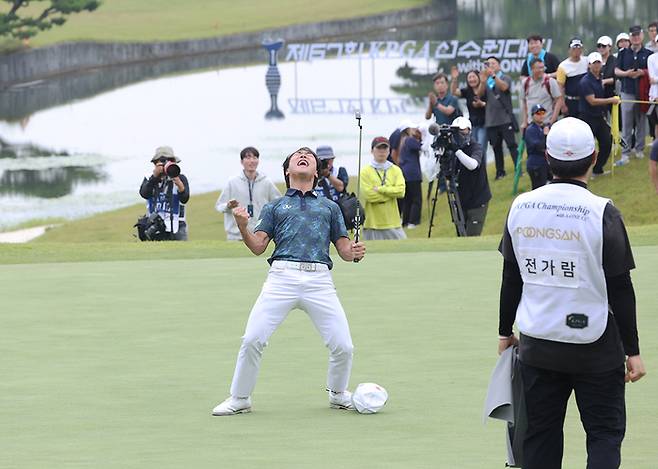 전가람이 9일 경남 양산 에이원CC에서 열린 제67회 KPGA 선수권대회에서 우승을 따낸 뒤 포효하고 있다. 사진 | KPGA