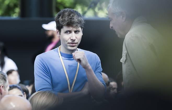 셈 알트먼 오픈AI 최고경영자(CEO)가 10일(현지시각) 미국 캘리포니아주 쿠퍼티노 본사 애플파크에서 열린 연례 ‘세계개발자회의(WWDC) 2024′에 참석한 모습./애플 유튜브 갈무리