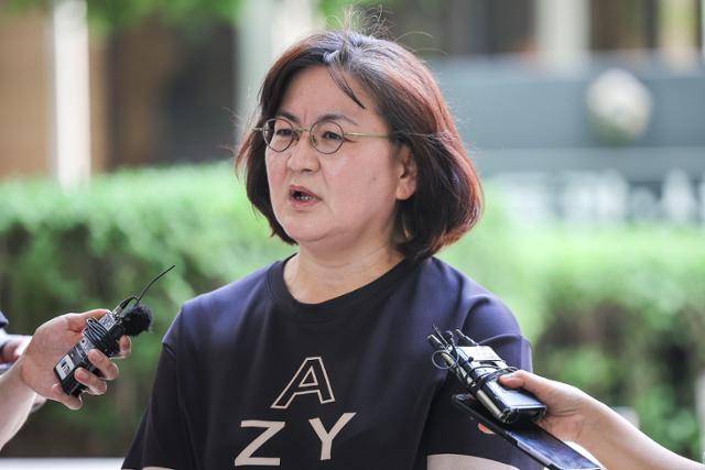 고 박주원 양의 어머니 이기철씨가 11일 서울 서초구 서울중앙지법에서 권경애 변호사를 상대로 낸 소송의 1심 선고 직후 취재진에게 심경을 밝히고 있다. 뉴시스