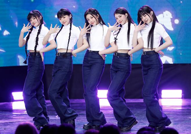 하이브 산하 레이블 빌리프랩이 걸그룹 아일릿의 뉴진스 표절 의혹을 제기한 민희진 어도어 대표를 상대로 추가 민사소송을 제기했다. 사진은 지난 4월 서울 마포구 상암동 SBS 프리즘타워에서 열린 생방송 SBS M '더쇼'에서 화려한 무대를 선보인 그룹 아일릿. /사진=뉴스1